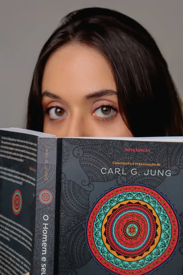 Luíza com um livro de Carl Jung