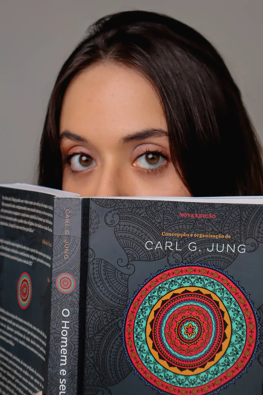 Luíza com um livro de Carl Jung